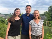 Der Garten von Constanze (l.) und Andreas Radek (M.) ist absch&uuml;ssig und besteht nur aus einer gr&uuml;nen Wiese. Die beiden Biologen w&uuml;nschen sich eine &uuml;ppige Bepflanzung, die Insekten und V&ouml;gel anzieht. Die Gartenprofis Dennis Thiele und Ren&eacute; P&uuml;tz erarbeiten passende Konzepte f&uuml;r den Garten, Familie Radek entscheidet dann, wer sein Konzept umsetzen darf.