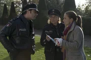 Mattes (Matthias Schloo, l.) und Claudia (Janette Rauch, M.) haben die Frau (Antje Westermann, r.) im Park gefunden, deren Baby entf&uuml;hrt wurde, k&ouml;nnen aber kaum zu ihr durchdringen. Sie ist wie von Sinnen.