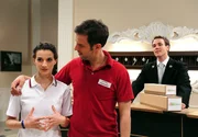 Xaver (Jan van Weyde, r.) beobachtet vom Counter aus, wie Elena (Lili Gesler, l.) zu Nils (Florian Stadler, M.) auf Abstand geht. Xaver (Jan van Weyde, r.) beobachtet vom Counter aus, wie Elena (Lili Gesler, l.) zu Nils (Florian Stadler, M.) auf Abstand geht.
