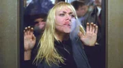 Jen Caulder (Nicole Sullivan) wird vor aller Augen in der U-Bahn von ihrem Peiniger vergewaltigt.