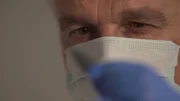 Dr. Harald Schneider ermittelt im Labor. Dr. Harald Schneider ermittelt im Labor.