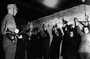 Berlin, 1933: politische Gegner der Nationalsozialisten nach ihrer Verhaftung im Keller eines SA-Sturmlokals, aufgereiht an einer Mauer