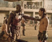 M&uuml;ssen einen schrecklichen Verlust hinnehmen: Gannicus (Dustin Clare, r.) und Drago (Peter Mensah, l.) ...