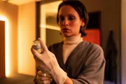 Sophia May (Kristin Suckow) betreibt das Studio "May Light", wo das Mordopfer ab und an privat aushalf. Gibt es eine Verbindung zum verschwundenen Fentanyl? Sophia May (Kristin Suckow) betreibt das Studio "May Light", wo das Mordopfer ab und an privat aushalf. Gibt es eine Verbindung zum verschwundenen Fentanyl?