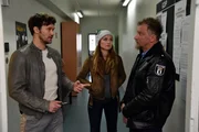 Alex (Aleksandar Radenkovic, l.) und Lucy (Josephin Busch, M.) fragen Frank Struck (Matthias Komm, r.), ob er bei einem Einsatz Drogengeld unterschlagen hat. Alex (Aleksandar Radenkovic, l.) und Lucy (Josephin Busch, M.) fragen Frank Struck (Matthias Komm, r.), ob er bei einem Einsatz Drogengeld unterschlagen hat.