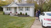 DeRon Jenkins und Page Turner wollen ein heruntergekommenes Cottage im Norden von Nashville in ein gemütliches, modernes Bauernhaus verwandeln. Ihre Pläne geraten jedoch ins Wanken, als versteckte Schäden im Untergrund das gesamte Haus gefährden. DeRon Jenkins und Page Turner wollen ein heruntergekommenes Cottage im Norden von Nashville in ein gemütliches, modernes Bauernhaus verwandeln. Ihre Pläne geraten jedoch ins Wanken, als versteckte Schäden im Untergrund das gesamte Haus gefährden.