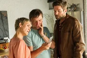 Kommissar Jo Stoll (Peter Ketnath, r.) befragt Roland (Christian Kerepeszki, M.) und Elena Asch (Theresa Berlage, l.). Er zeigt den beiden ein Foto des Opfers: Die Tote war von Aschs L&auml;uferinnen.
