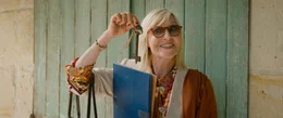 Die Maklerin (Chantal Ladesou) ist happy, das alte, renovierungsbed&uuml;rftige Haus losgeworden zu sein.