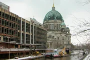 Das Jahr 2006 &ndash; die Fu&szlig;ball-Weltmeisterschaft kommt nach Berlin und die Stadt erlebt ihr &bdquo;Sommerm&auml;rchen&ldquo;. Der Hauptbahnhof wird eingeweiht und die Neuk&ouml;llner R&uuml;tli-Schule macht deutschlandweit Schlagzeilen als Symbol f&uuml;r gescheiterte Integration. Eine Berlin-Chronik der Superlative: F&uuml;nf Jahrzehnte von 1961, dem Jahr des Mauerbaus, bis 2009 als Berlin eine Weltstadt im 21. Jahrhundert ist. - Der Abriss des Palasts der Republik beginnt.