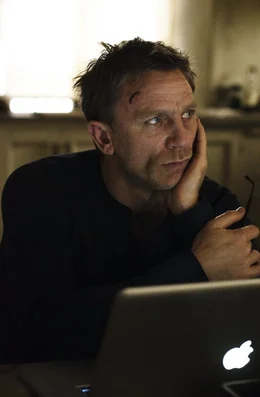 Ramponiert, aber entschlossen: Investigativ-Journalist Mikael Blomkvist (Daniel Craig) bei den Arbeiten an seiner Story.