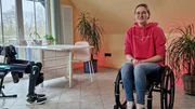 Lea trotzt der Lähmung: Mit Hilfe eines Exoskeletts kann die 25-Jährige wieder stehen. Lea trotzt der Lähmung: Mit Hilfe eines Exoskeletts kann die 25-Jährige wieder stehen.