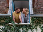 K&ouml;nnen H&uuml;hner fliegen? Simon (Hakim Jemili) und Ad&eacute;la?de (Camille Lou) machen die Probe aufs Exempel.