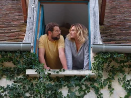 K&ouml;nnen H&uuml;hner fliegen? Simon (Hakim Jemili) und Ad&eacute;la?de (Camille Lou) machen die Probe aufs Exempel.