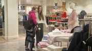 Shopping, fast wie früher: Gerade beim Shoppen ist Lea (l.) froh über die Alternative zum Rollstuhl. Shopping, fast wie früher: Gerade beim Shoppen ist Lea (l.) froh über die Alternative zum Rollstuhl.