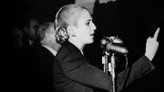 Eva Per&oacute;n, die Frau des argentinischen Pr&auml;sidenten Juan Per&oacute;n, spielt mit ihrem Aussehen und ihrer Stimme. Es gelingt ihr, Millionen zu verf&uuml;hren.