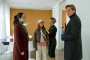 Liss Schwarzhuber (Bianca Nawrath, 2.v.l.) ist entsetzt, als sie von ihrer Mutter Petra Schwarzhuber (Wanda Perdelwitz, 2.v.r.), Annabelle Lorenz (Stephanie Stumph, l.) und Caspar Bergmann (Thomas Heinze, r.) vom gewaltsamen Tod ihres Vaters erfährt. Liss Schwarzhuber (Bianca Nawrath, 2.v.l.) ist entsetzt, als sie von ihrer Mutter Petra Schwarzhuber (Wanda Perdelwitz, 2.v.r.), Annabelle Lorenz (Stephanie Stumph, l.) und Caspar Bergmann (Thomas Heinze, r.) vom gewaltsamen Tod ihres Vaters erfährt.
