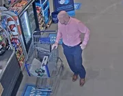 Das &Uuml;berwachungsvideo zeigt einen Mann w&auml;hrend eines Kaufvorgangs.