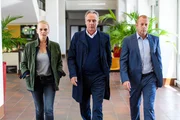 Helen Dorn (Anna Loos, l.) und Falk Mattheisen (Daniel Friedrich, M.) ermitteln dieses Mal im Umfeld des Jugendrichters Dr. Werner Kleinert (Heino Ferch, r.).