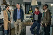 Resi Schwaiger (Mersiha Husagic, 2. von r.) und Franz Ainfachnur (Christofer v. Beau, r.) befragen Robert Naumann (Robert Lohr, 2. von l.) im Beisein seiner Frau Vroni (Liana Forestieri, l.). Resi Schwaiger (Mersiha Husagic, 2. von r.) und Franz Ainfachnur (Christofer v. Beau, r.) befragen Robert Naumann (Robert Lohr, 2. von l.) im Beisein seiner Frau Vroni (Liana Forestieri, l.).