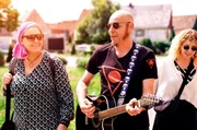 Neuanfang im Hunsrück: Gesine (l.), Alex und seine Tochter werben singend in rhreinland-pfälzischen Hundheim für ihren Liederabend. Neuanfang im Hunsrück: Gesine (l.), Alex und seine Tochter werben singend in rhreinland-pfälzischen Hundheim für ihren Liederabend.