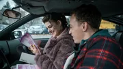 Stolz auf ihr neues Kosmetikstudio: Vanessa (Johanna Polley) mit Freund Markus (Frederik Schmid)