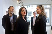 Kommissariatsleiterin Küppers (Saskia Fischer, r.) gibt sich in der Galerie bei Manuela Rüther-Spahn (Stephanie Eidt, 2.v.l.) und Arndt Nolting (Harry Lampl, 2.v.r.) als Kaufinteressentin aus. Da betritt plötzlich Kommissar Parmuk (Erkan Durmaz, l.) die Galerie. Kommissariatsleiterin Küppers (Saskia Fischer, r.) gibt sich in der Galerie bei Manuela Rüther-Spahn (Stephanie Eidt, 2.v.l.) und Arndt Nolting (Harry Lampl, 2.v.r.) als Kaufinteressentin aus. Da betritt plötzlich Kommissar Parmuk (Erkan Durmaz, l.) die Galerie.