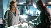 Der Tod von Margo Dorton bereitet Catherine (Marg Helgenberger, li.) und Doc Robbins (Robert David Hall) Kopfzerbrechen.