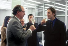 Nach 25 Jahren ist dies der letzte Arbeitstag f&uuml;r Karl Weiss (Friedrich von Thun) in der Traditionsbank Hamburger-L&uuml;becker. In einer kleinen geselligen Runde nimmt er Abschied von seinen Kollegen. F&uuml;r die gute Zusammenarbeit in all den Jahren &uuml;berreicht ihm sein Chef Bergenfels (Nicki von Tempelhoff) feierlich ein Pr&auml;sent der Gesch&auml;ftsleitung - eine Armbanduhr.