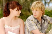 Charlotte (Brittany Birnes, li.), die "Neue" lässt nichts unversucht sich an Lewis (Angus McLaren, re.) ranzumachen. Charlotte (Brittany Birnes, li.), die "Neue" lässt nichts unversucht sich an Lewis (Angus McLaren, re.) ranzumachen.