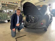 Richard Hausmann, Volkswagen-Sammler, mit dem KDF-Wagen.