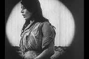 Aurora Mardiganian spielt ihre eigene Geschichte in einem Stummfilm nach. Alle Filmrollen des entstandenen Films &bdquo;Auction of Souls&ldquo; verschwinden im Laufe der Zeit. Erst nach ihrem Tod werden Ausschnitte des Films wiederentdeckt.