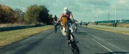 Die Biker messen sich auf der Rennstrecke bei tollk&uuml;hnen Stunts.
