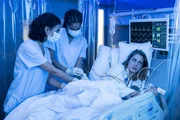 Dr. Leyla Sherbaz (Sanam Afrashteh, l.) und Vivienne Kling (Jane Chirwa, 2.v.l.) untersuchen Sarah Jahn (Bettina Burchard, r.), bei der plötzlich bedrohliche, postoperative Komplikationen auftreten. Dr. Leyla Sherbaz (Sanam Afrashteh, l.) und Vivienne Kling (Jane Chirwa, 2.v.l.) untersuchen Sarah Jahn (Bettina Burchard, r.), bei der plötzlich bedrohliche, postoperative Komplikationen auftreten.