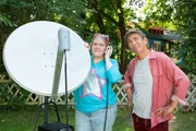 Dani Paschulke (Gisa Flake, links) ist überzeugt: In der Nacht ist über Bärstadt ein UFO abgestürzt. Sie will Kontakt zu den Außerirdischen aufnehmen. Doch Fritz Fuchs (Guido Hammesfahr, rechts) vermutet eine andere Ursache hinter den rätselhaften Lichtern am Nachthimmel. Dani Paschulke (Gisa Flake, links) ist überzeugt: In der Nacht ist über Bärstadt ein UFO abgestürzt. Sie will Kontakt zu den Außerirdischen aufnehmen. Doch Fritz Fuchs (Guido Hammesfahr, rechts) vermutet eine andere Ursache hinter den rätselhaften Lichtern am Nachthimmel.