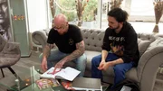 Jerrick (re.) w&uuml;rde gerne sein Hobby Zeichnen zum Beruf machen und schnuppert in einem Tattoo-Studio in den Beruf des T&auml;towierers rein. Studio-Manager Pascal nimmt sich viel Zeit f&uuml;r Jerrick, um ihm einen umfangreichen Einblick bieten zu k&ouml;nnen.