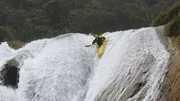 Evan Garcia fährt mit dem Kajak einen Wasserfall auf dem Fluss Santo Domingo in Mexiko hinunter. Evan Garcia fährt mit dem Kajak einen Wasserfall auf dem Fluss Santo Domingo in Mexiko hinunter.
