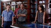 Kann Neil (Joe Egender, l.) dem Team um Steve (Alex O'Loughlin, 2.v.r.), Kono (Grace Park, r.) und Grover (Chi McBride, 2.v.l.) helfen, einen Mordfall aufzukl&auml;ren?