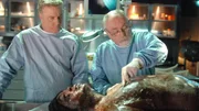 Grissom (William Petersen, li.) verfolgt die Obduktion einer Wasserleiche durch Doc Robbins (Robert David Hall), als zu ihrer großen Überraschung eine Ratte aus dem Körper des Toten springt... Grissom (William Petersen, li.) verfolgt die Obduktion einer Wasserleiche durch Doc Robbins (Robert David Hall), als zu ihrer großen Überraschung eine Ratte aus dem Körper des Toten springt...
