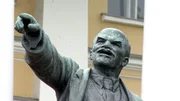 Leninstatue vor dem Smolny.