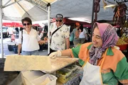 Petra und Herbert freuen sich über günstigere Lebenshaltungskosten. Für weniger als zwei Euro gibt es auf dem Markt in Alanya einen leckeren Imbiss. Petra und Herbert freuen sich über günstigere Lebenshaltungskosten. Für weniger als zwei Euro gibt es auf dem Markt in Alanya einen leckeren Imbiss.