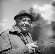 Der alte Richter - Die Versteigerung - Die Witwe Balsam hat der Gemeinde Pichelsdorf eine Villa hinterlassen, die versteigert werden soll. Im Bild: Paul Hörbiger. Der alte Richter - Die Versteigerung - Die Witwe Balsam hat der Gemeinde Pichelsdorf eine Villa hinterlassen, die versteigert werden soll. Im Bild: Paul Hörbiger.