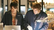 Wendy Simms (Liz Vassey) und Greg (Eric Szmanda) suchen mit Hochdruck nach verwertbaren Spuren, die sie zu dem T&auml;ter f&uuml;hren. Sie finden Drogenreste und Speichel auf einem Geldschein. Wendy identifiziert zwei DNA-Spuren.