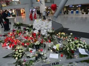 Dieses Bild zeigt eine provisorische Gedenkst&auml;tte, die am D&uuml;sseldorfer Flughafen zum Gedenken an die Opfer der Trag&ouml;die des Germanwings-Flugs 9525 errichtet wurde.
