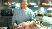 Gil Grissom ist bei Doc Robbins in der Pathologie, um die Obduktion einer Wasserleiche aus dem Lake Mead zu verfolgen. Gil Grissom ist bei Doc Robbins in der Pathologie, um die Obduktion einer Wasserleiche aus dem Lake Mead zu verfolgen.