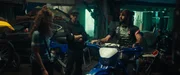 Julia (Julie Ledru, links) bespricht sich in der Werkstatt der "Wings" mit Ka&iuml;s (Yanis Lafki, Mitte) und Manel (Junior Correia, rechts).