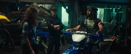 Julia (Julie Ledru, links) bespricht sich in der Werkstatt der "Wings" mit Ka&iuml;s (Yanis Lafki, Mitte) und Manel (Junior Correia, rechts).