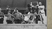 Leni Riefenstahl w&auml;hrend der Dreharbeiten von &bdquo;Olympia&ldquo; mit Joseph Goebbels und Hermann G&ouml;ring auf der Trib&uuml;ne (1936) (aus dem Nachlass).