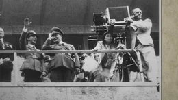 Leni Riefenstahl w&auml;hrend der Dreharbeiten von &bdquo;Olympia&ldquo; mit Joseph Goebbels und Hermann G&ouml;ring auf der Trib&uuml;ne (1936) (aus dem Nachlass).