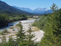 Ein Flu&szlig;regenpfeifer.; Isar mit Zugspitzmassiv im Hintergrund.; Isar-Umlagerungsstrecke.; Bayrisch Kanada.