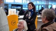 Die FraCare-Betreuerin Johanna Schlaugies auf dem Frankfurter Flughafen.